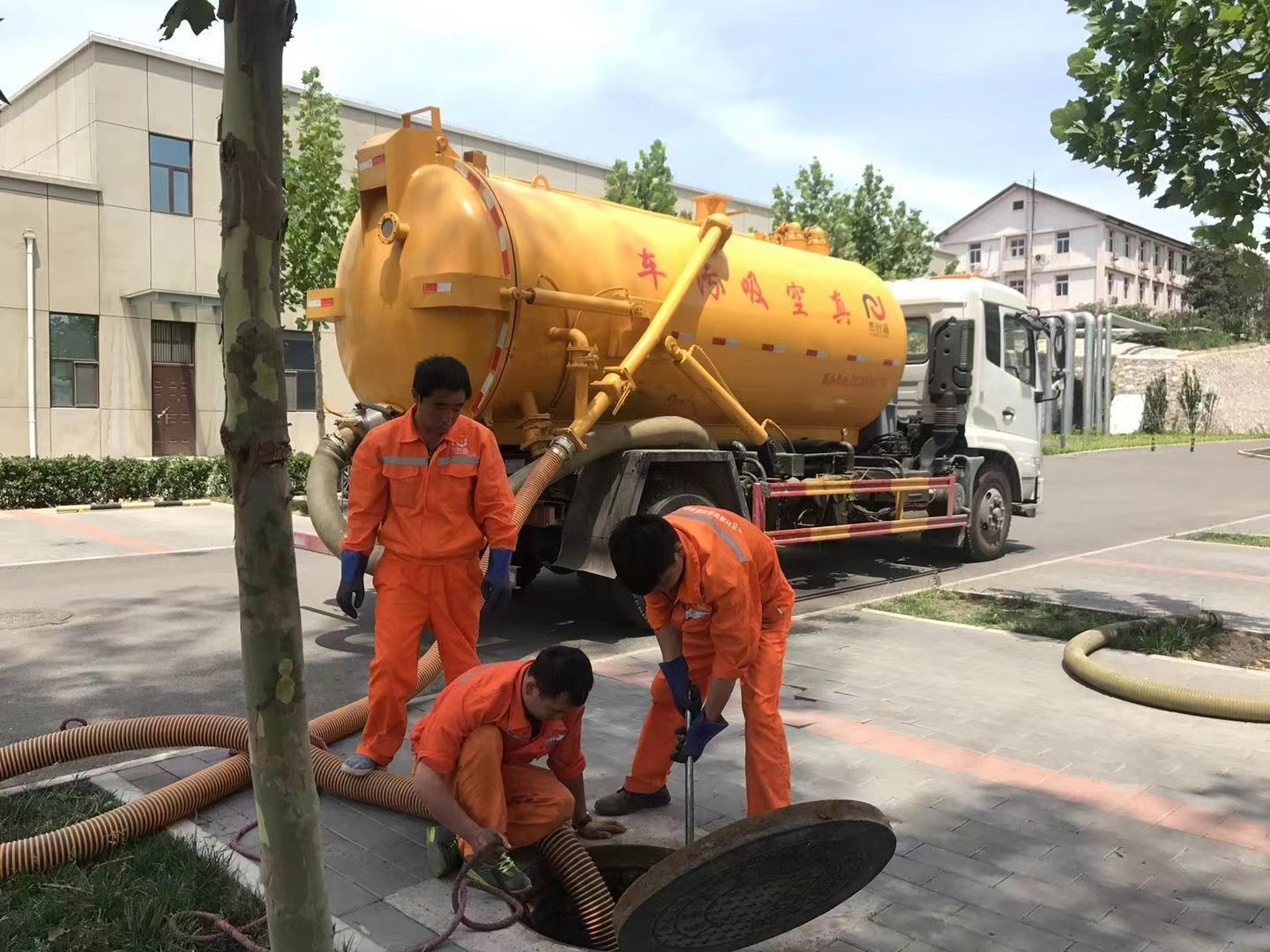 织金管道疏通车停在窨井附近