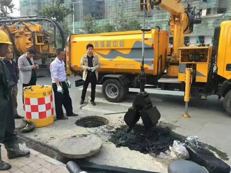 织金街道：网格员化身“清道夫”，为民解忧疏通“堵心”化粪池