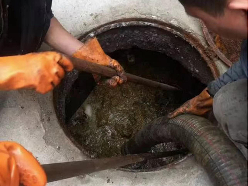 织金清理化粪池时如何避免沼气的危害?